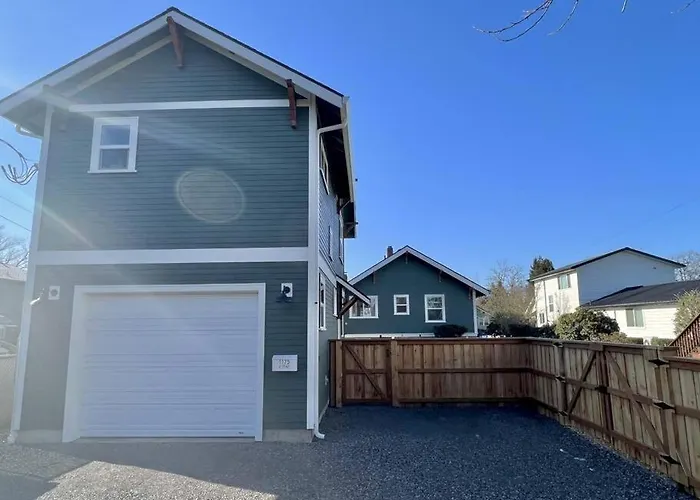 Brand New Custom Built Cottage In Downtown W/Pool!