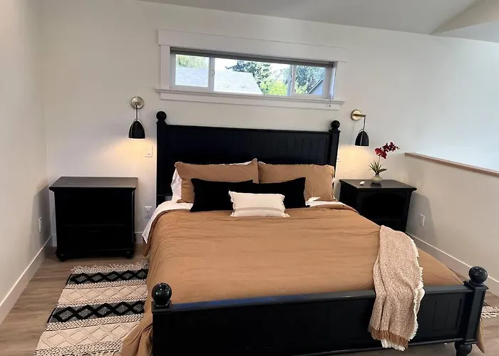 Brand New Custom Built Cottage In Downtown W/Pool!
