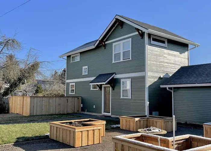 Brand New Custom Built Cottage In Downtown W/Pool!