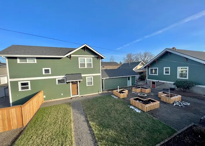 Brand New Custom Built Cottage In Downtown W/Pool!