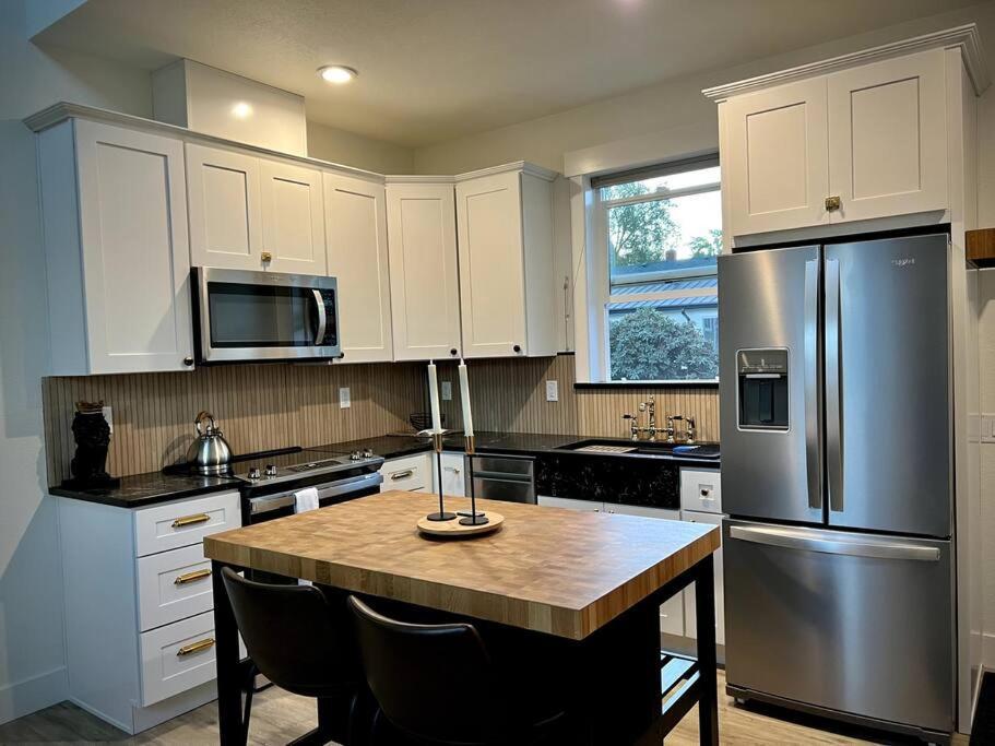 Ferienhaus Brand New Custom Built In Downtown W/pool!