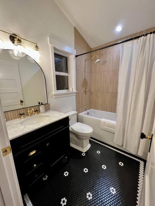 Brand New Custom Built In Downtown W/pool! Ferienhaus *